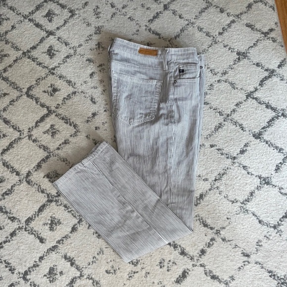AG Jodi High Rise Cropped Flare in Canyon Striped Grey Jeans. 26 - Picture 2 of 11